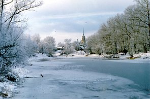 Kashin. River Kashinka and Krestovozdvizhenskaya Tserkov' (Church of Erection of the Holy Cross). Photo: V. Salov.